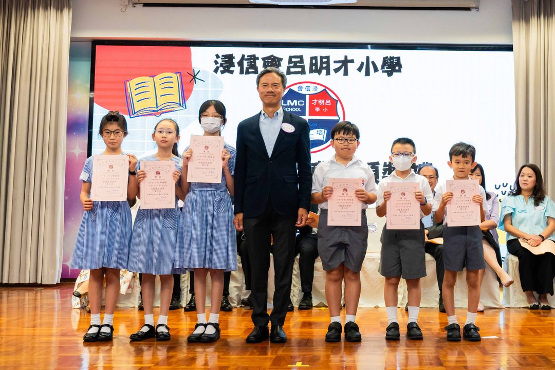 在感恩頒獎禮頒發圖書閱讀獎第三名