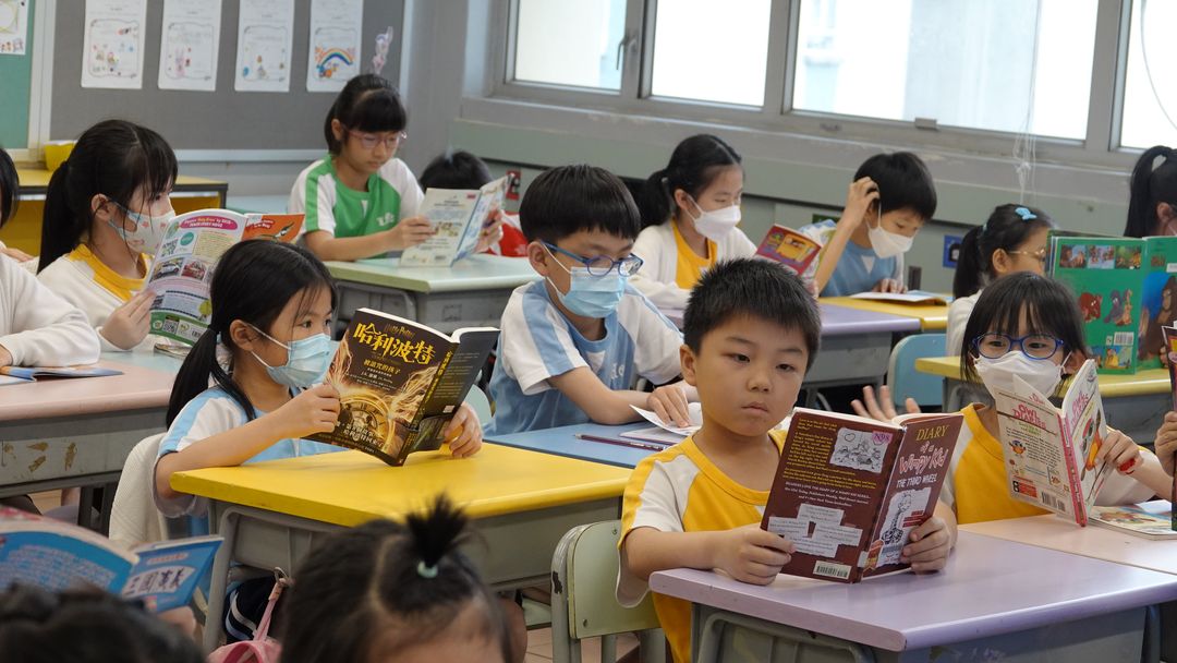 同學們響應全民閱讀日的宣傳，進行閱讀半小時活動。